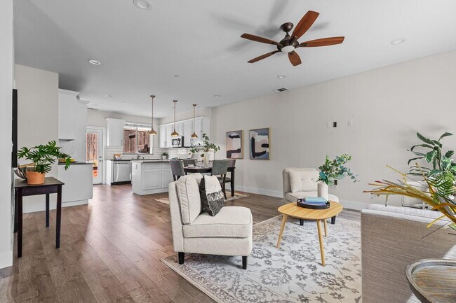 Foto del edificio - 5965 Hilltop Dr