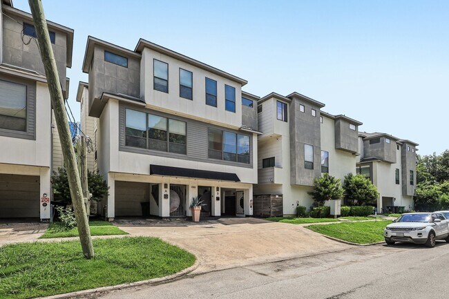 Building Photo - 2305 Camden Dr