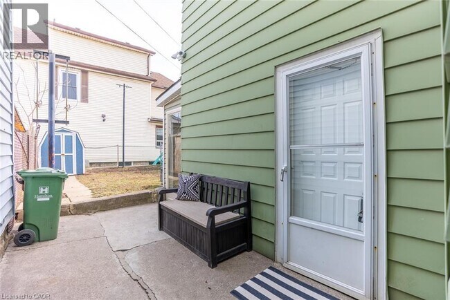 Photo du bâtiment - 132 Barnesdale Ave N