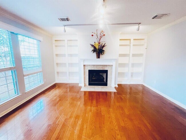 Foto del edificio - 15250 Delbarton Dr