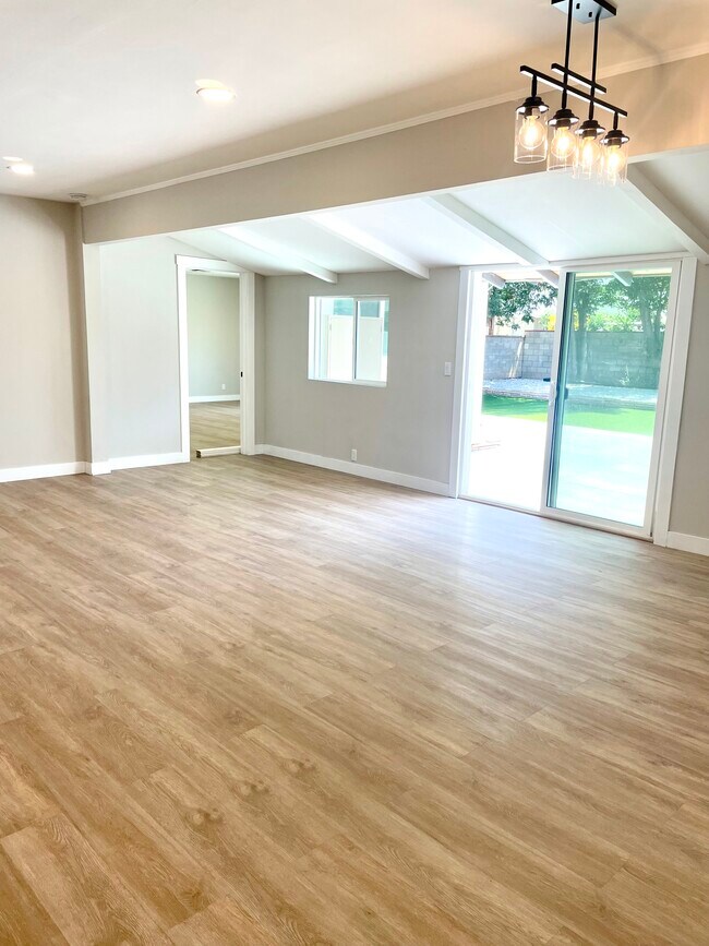 Sala de estar con puerta corrediza al patio trasero. - 10134 Memory Park Ave