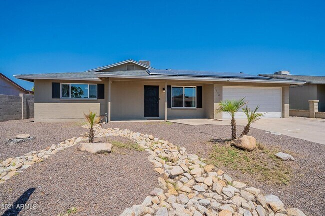 Foto del edificio - 4 bedroom home with private pool & solar