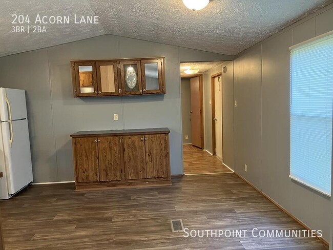 Building Photo - 204 Acorn Ln
