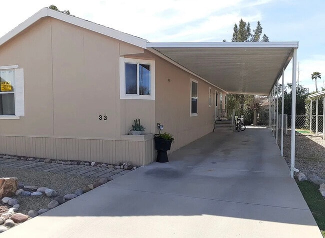 Building Photo - 2121 S Pantano Rd