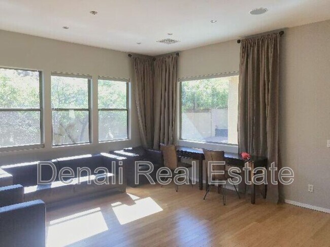 Foto del edificio - 1091 E Hopkins Rd