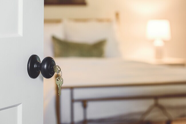 Puertas de dormitorios individuales cerradas - 2017 Wyatt Street - OFF CAMPUS HOUSING!!!