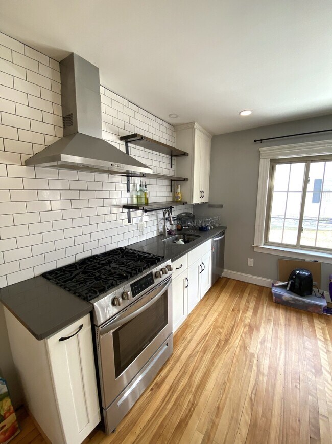Building Photo - Charming 2-Bedroom Unit with Spacious Layo...