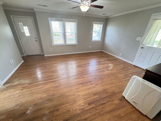 Foto del edificio - FOR LEASE- 2 BED 1 BATH ON HICKORY RIDGE RD!
