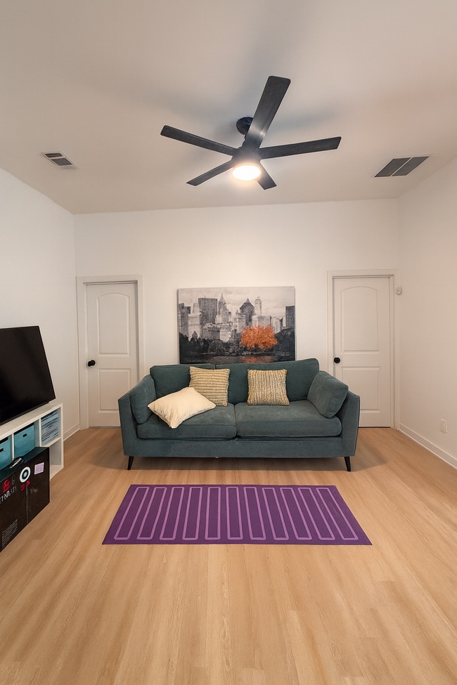 Building Photo - 808 Center St