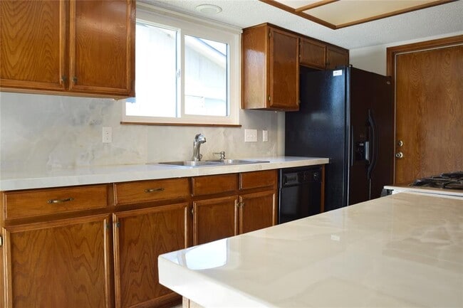 Building Photo - 1911 Klattenhoff Dr