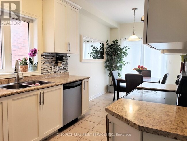 Photo du bâtiment - 43 Crimson Forest Dr