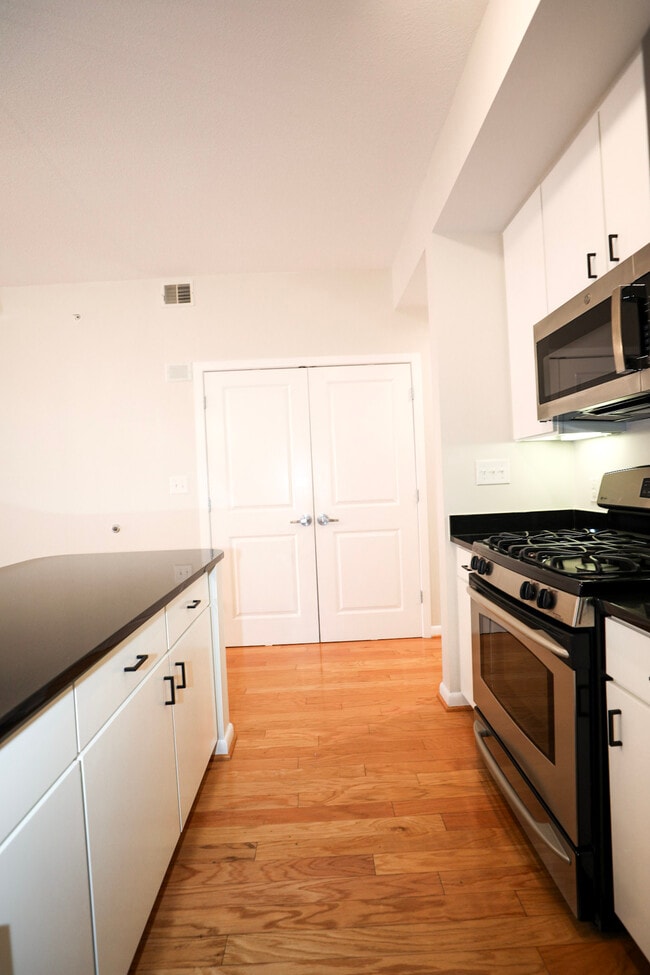 Building Photo - 1001 L St NW