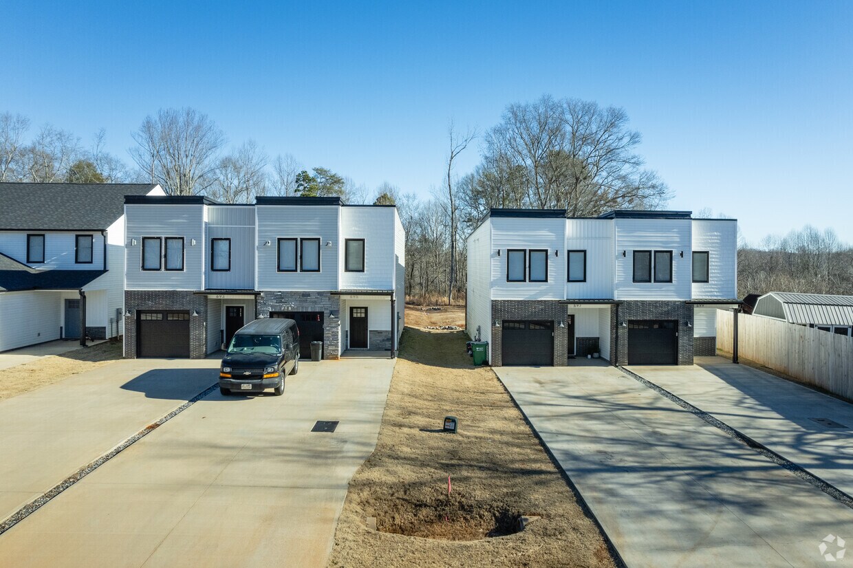 Foto del edificio - 653-699 Neighborhood Rd
