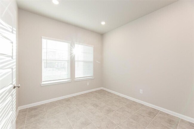 Foto del edificio - 7215 Wilshire Ct