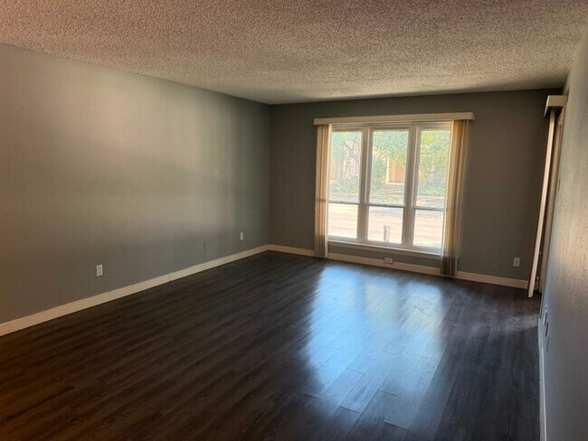 Foto del edificio - 4837 Cedar Springs Rd