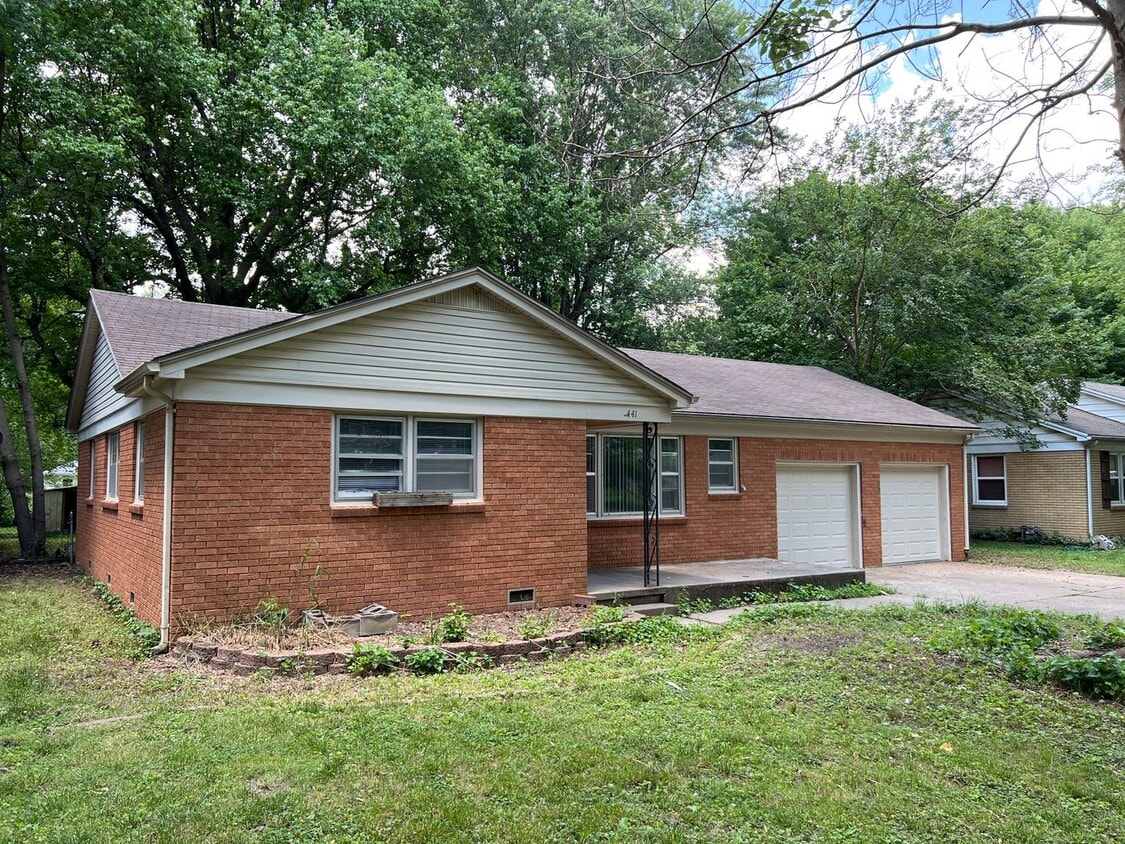 Primary Photo - Nice brick 3 bedroom home! $1195! Large fe...