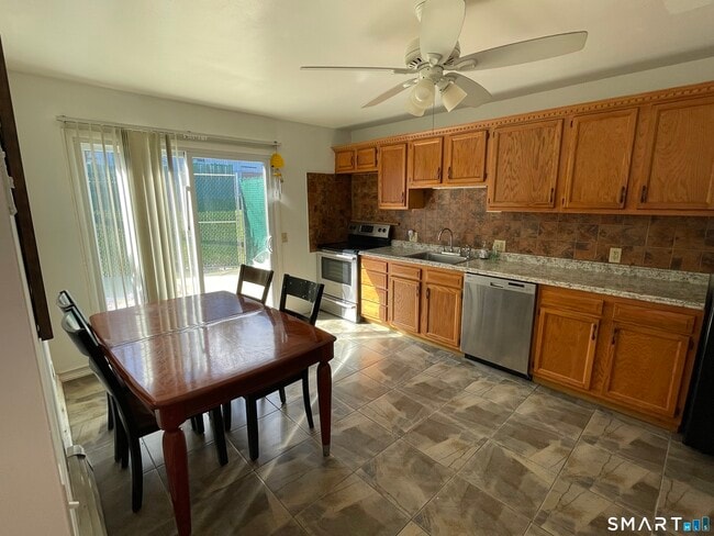 Foto del edificio - 90 Wakelee Rd