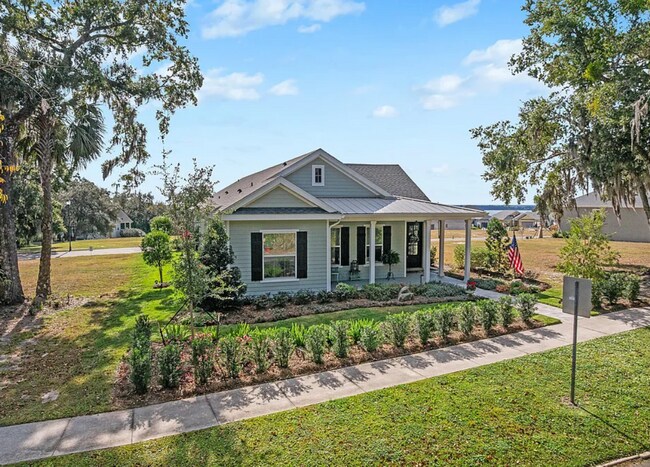 Foto del edificio - Beautifully crafted single level cottage style home.