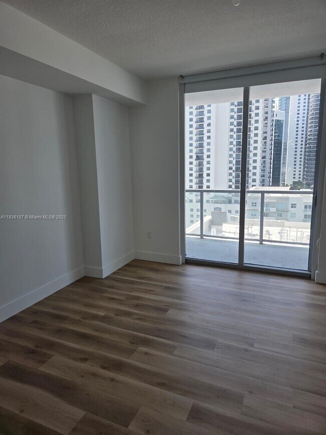 Foto del edificio - 1111 SW 1st Ave