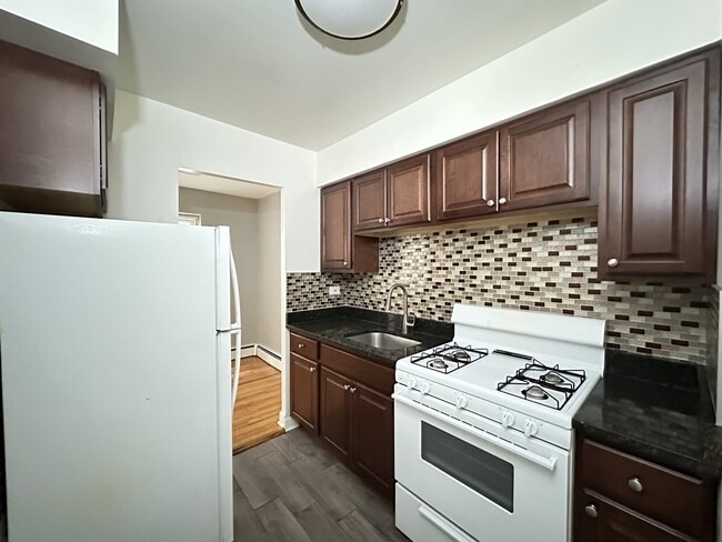 Building Photo - 6830 N Sheridan Rd