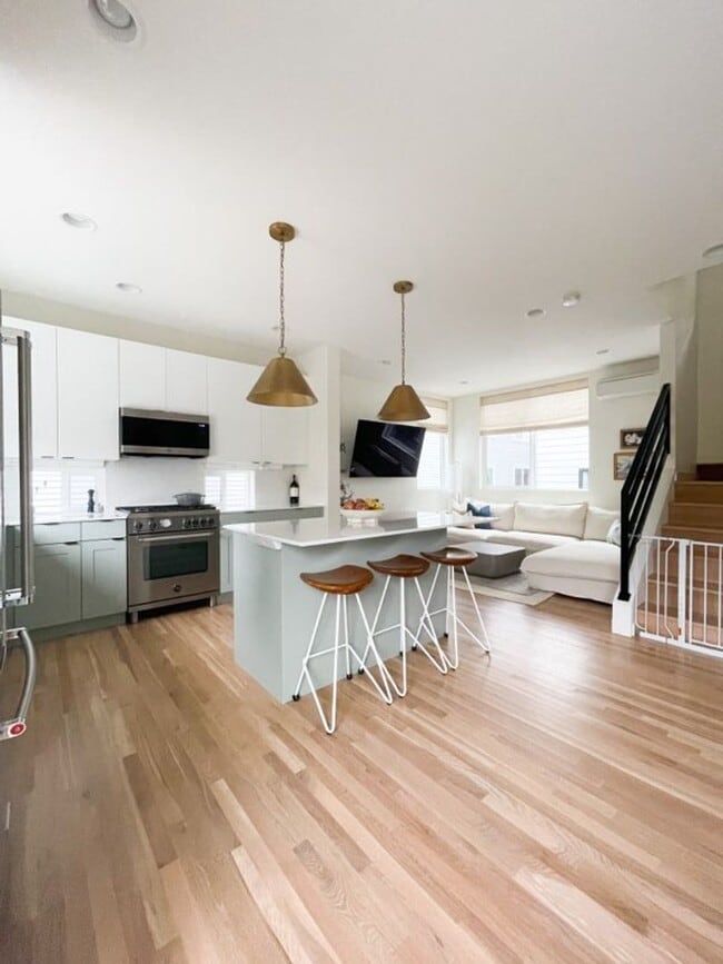 Building Photo - Available 7/1. Stunning newer Ballard Town...