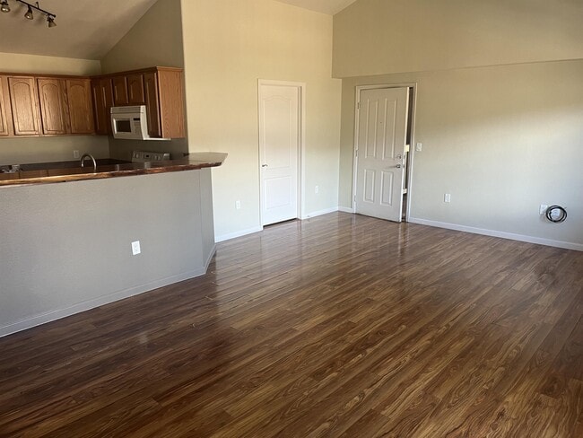 Building Photo - 608 River View Dr