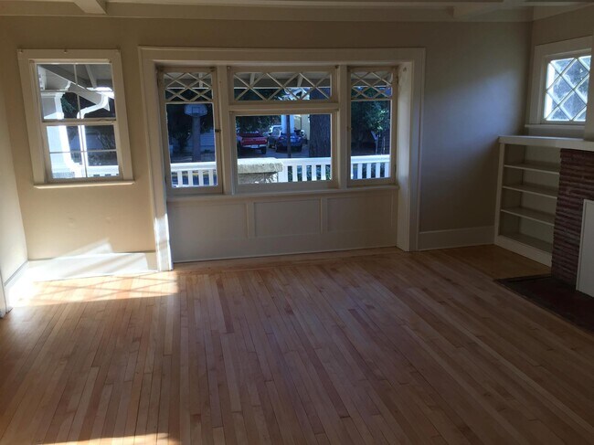 Building Photo - 5 Bd+2 Extra Rooms in Prime Campus Location!
