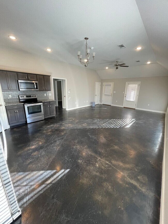 Building Photo - 337 Wolf Den Dr