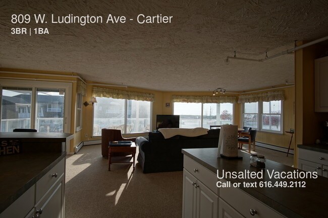 Building Photo - 3 BR condo w/ Lake Michigan Views!