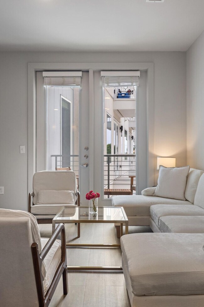 Foto del edificio - 5820 1/2 Cameron Rd