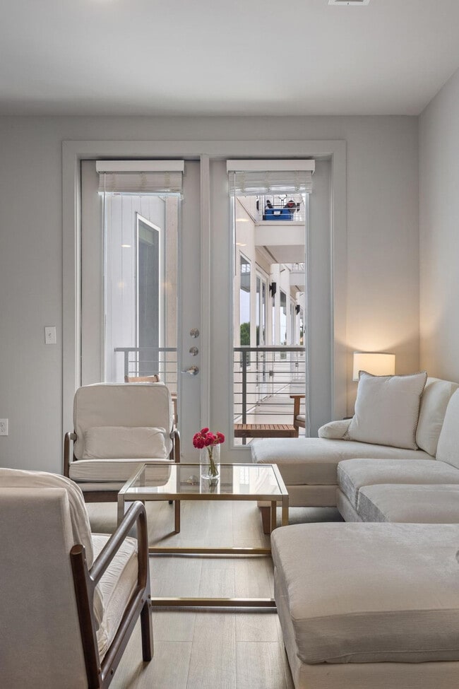 Building Photo - 5820 1/2 Cameron Road-FL2-ID1303392P