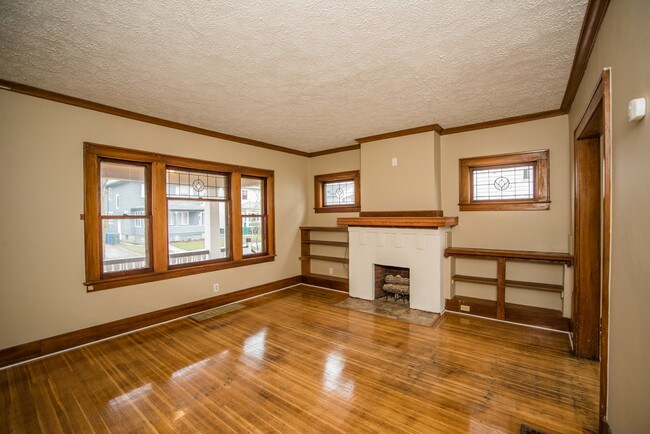 Building Photo - 69 Raeburn Ave