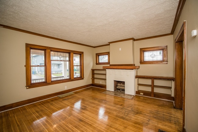 Foto del edificio - 69 Raeburn Ave