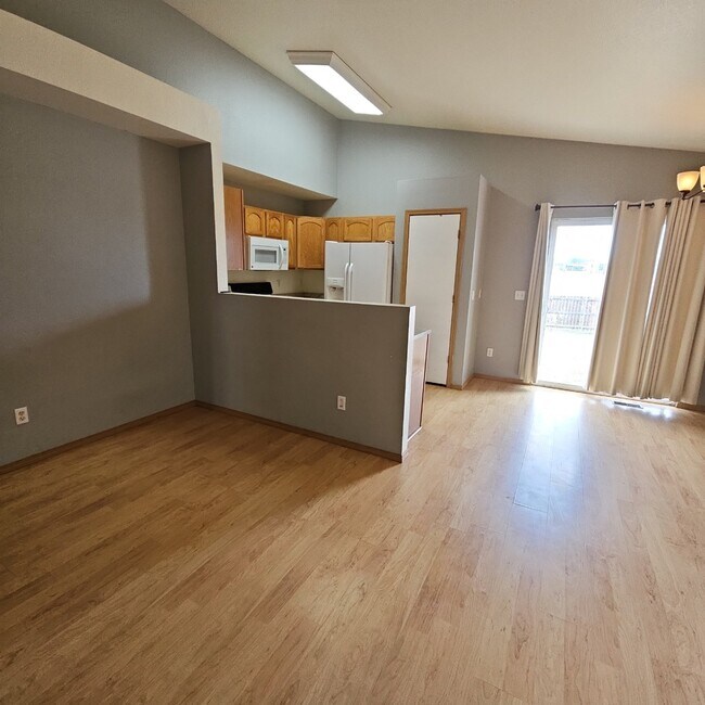 Foto del edificio - 3 bedroom 2 car garage - Middle Bay Way