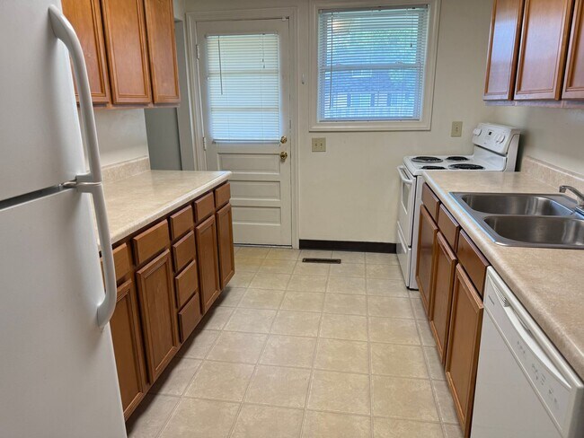 Foto del edificio - Charming 3BR 1 BA Home with Renovated Kitchen & In-unit Laundry in Worthington
