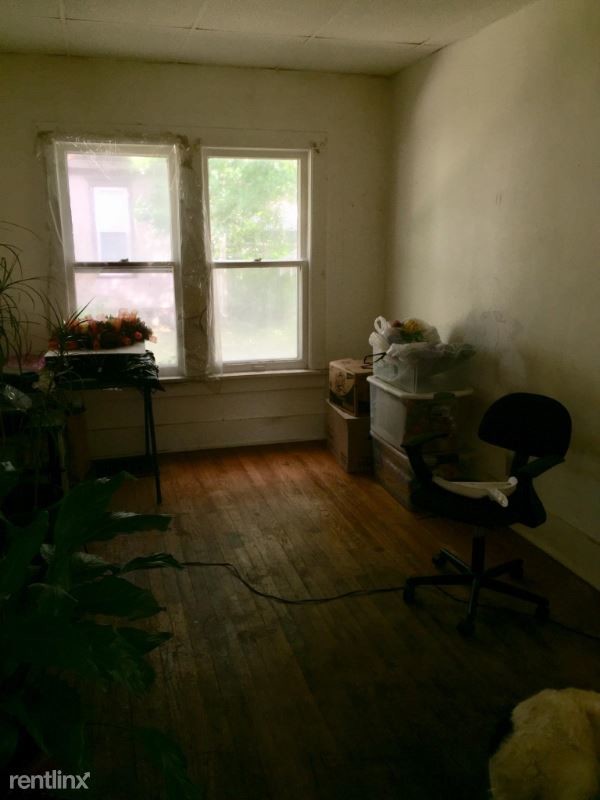 Building Photo - 4 br, 2 bath Apartment - 560 W.Arrow St