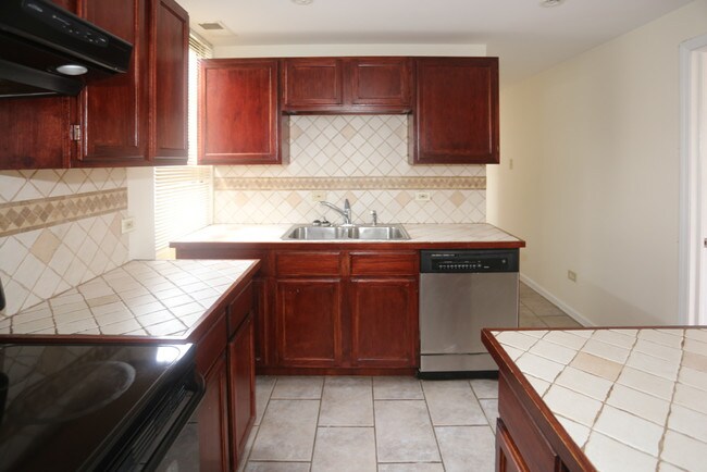 Foto del edificio - 1627 N Winchester Ave