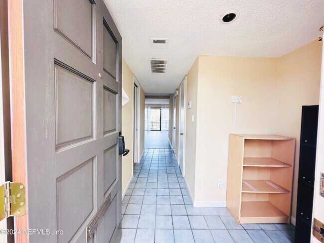 Building Photo - 7851 La Sierra Ct