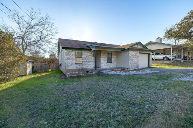Building Photo - Private 3/2 with easy access to 1431!