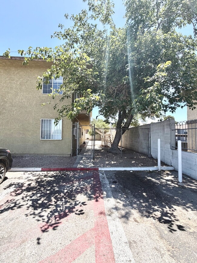 Building Photo - HIVE SUMMER MOVE-IN SPECIAL: DOWNSTAIRS CONDO | RECENLY REHABBED 2 BEDROOM 1 BATH | ACROSS FROM C...