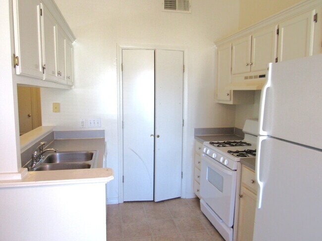 Foto del edificio - Spacious 2-Story Home with Fenced Yard and...