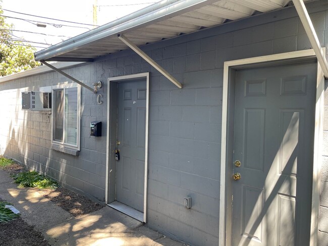 Building Photo - Cute 2 Bedroom 1 Bath Apartment-Centarlly ...
