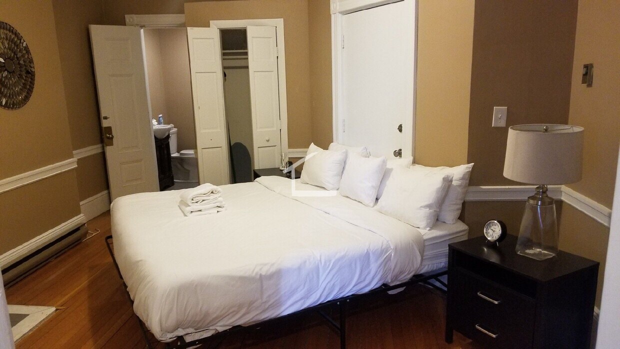 Building Photo - Renovated One Bed Just Steps From Boston U...