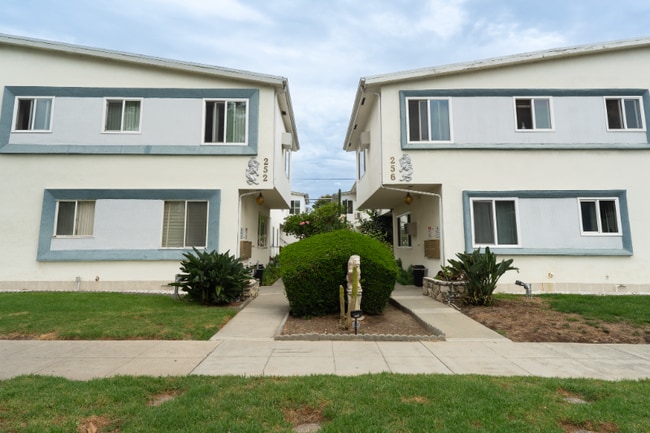 Building Photo - 252 S Doheny Dr