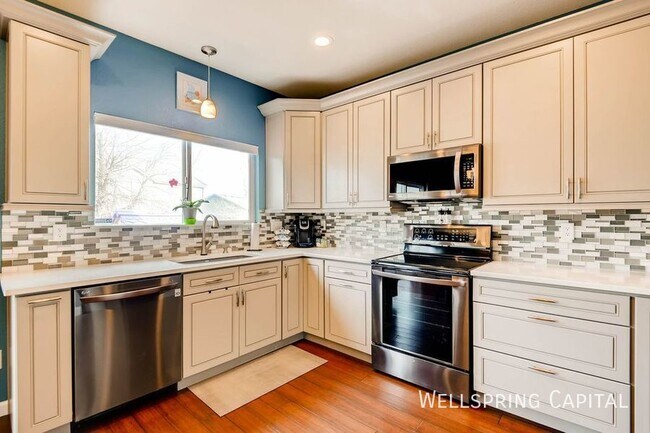 Building Photo - Beautiful Home with Gorgeous Kitchen and f...