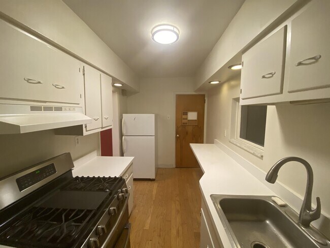 Building Photo - 1017 Mirror St