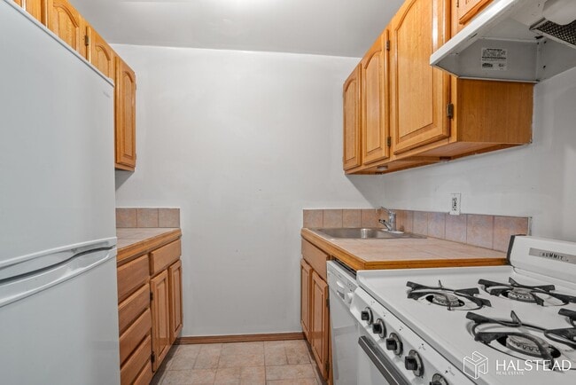 Building Photo - 1 bed with a private backyard!