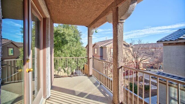 Foto del edificio - Charming 3-Bedroom Two-Story Home with Balcony & Modern Touches!
