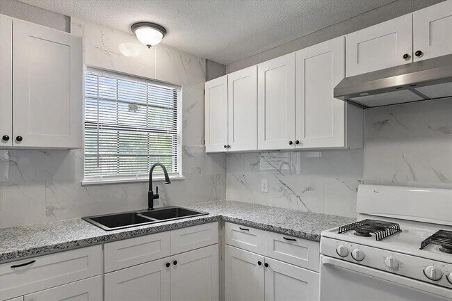 Building Photo - 9033 Oak Knoll Ln