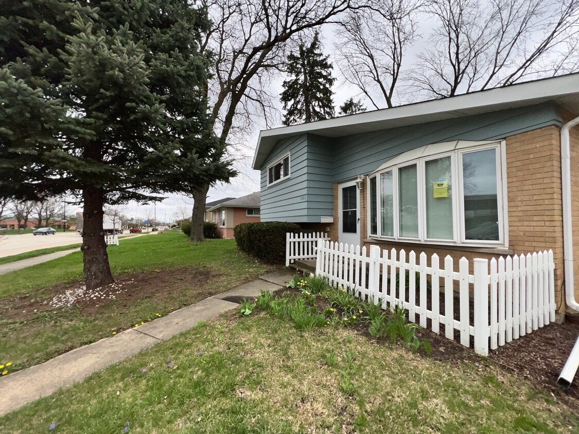 Photo - 11011 W Roosevelt Rd (Westchester, IL)
